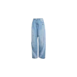 Pantalón de jean Adidas modelo Adilenium 5.0 Banana Overlay, de color celeste claro con diseño holgado. Presenta costuras frontales superpuestas e incorpora las icónicas tres tiras de la marca curvadas en los laterales de las piernas.