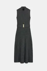 Vestido midi de sarga con cuello perkins y diseño sin mangas. Presenta un cinturón ajustable del mismo tejido con hebilla metálica dorada y cierre de cremallera oculto.