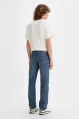 Pantalón de jean azul de corte recto, tiro medio y confeccionado en denim rígido. Presenta cierre con botones y diseño clásico de cinco bolsillos.