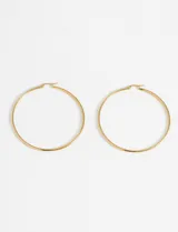 Aros tipo argolla grandes, de acero quirúrgico hipoalergénico color dorado.