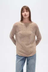 Sweater de algodón color beige con diseño de punto en relieve en forma de zigzag y pequeños puntos. Tiene cuello redondo y mangas largas tipo ranglán.