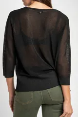 Sweater de punto con acabado brillante, cuello en V y mangas tres cuartos. Presenta un diseño holgado y tejido traslúcido.