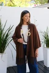 Saco abierto de color chocolate, con mangas tres cuartos y detalle de flecos en el ruedo inferior.