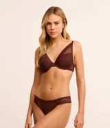 Soutien color borgoña con copa base de tule, con breteles regulables y escote en V.