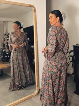 Kimono largo con estampado de cachemir en tonos azul, naranja y rosa. Tiene corte cruzado, mangas anchas y largo hasta los tobillos.