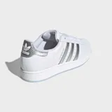 Championes Adidas Superstar II, color blanco con las icónicas tres tiras y talón en acabado plateado texturizado con efecto reptil. Presenta la clásica puntera de caucho con relieve y suela de goma blanca.