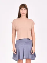 Remera de algodón color beige, con cuello redondo y mangas cortas con diseño de hombros caídos.