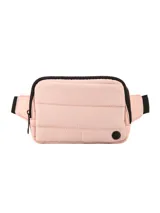 Riñonera de diseño compacto y funcional, confeccionada en tela acolchada de color negro. Cuenta con cierre principal, bolsillo trasero y correa ajustable para llevar a la cintura o cruzada.