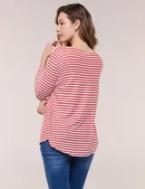 Blusa de manga tres cuartos color verde con rayas horizontales blancas, escote bote y ruedo curvo.