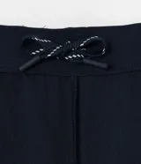 Bermuda deportiva masculina de la marca Get Over, confeccionada en tejido de poliéster con tecnología Dry Fit para una rápida evaporación del sudor. Presenta un diseño ligero con cintura elástica y una pequeña etiqueta aplicada en la parte inferior.