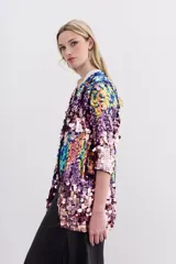 Saco de corte recto a la cadera, completamente cubierto de lentejuelas multicolor con forrería interna.