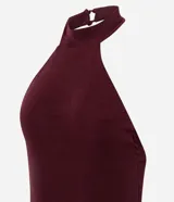 Body de mujer con diseño halter, confeccionado en tejido rib acanalado con acabado brillante. Presenta cuello alto con cierre posterior, corte ajustado al cuerpo y diseño sin mangas.