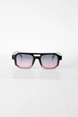Lentes de sol con armazón de policarbonato negro de diseño geométrico con doble puente. Cuentan con protección UV400.
