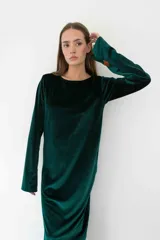 Vestido midi de terciopelo mostaza, de manga larga con detalles en los puños, cuello redondo y corte recto.