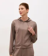 Campera deportiva Get Over confeccionada en modal de color marrón, con capucha ajustable por cordón, cierre frontal por cremallera, manga larga con puños ajustados y bolsillos laterales.