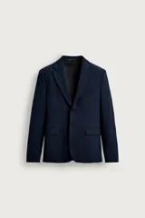 Blazer slim fit de color azul marino confeccionado en tejido con viscosa, con cuello de solapas de muesca, cierre frontal con botones y bolsillos con solapa en la cadera.