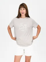 Remera de algodón color negro, de corte clásico con cuello redondo y mangas cortas. Presenta la palabra 'UNBOTHERED' estampada en letras blancas en el centro del pecho.