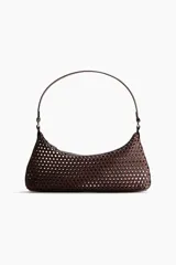 Cartera de hombro de diseño estructurado y semi-rígido, color marrón, confeccionada en tejido sintético con patrón entrelazado. Cuenta con un asa corta y delgada unida mediante argollas metálicas doradas, y cierre superior.