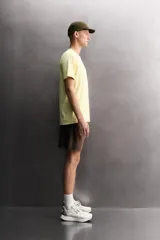 Short deportivo Zara Athleticz de tejido técnico ligero y elástico en color celeste, con cintura elástica ajustable, bolsillos frontales, aberturas laterales en el bajo y detalle de logo estampado.