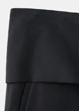Pantalón de corte recto y tiro bajo con cintura rebatible en color gris oscuro.