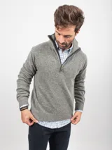 Sweater de lana con cierre frontal parcial y cuello alto, de diseño clásico y tejido de punto en color gris.
