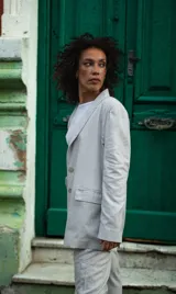 Blazer sastrero de lino con lurex, color beige, de corte recto y fit relajado, con hombreras y botones de nácar.