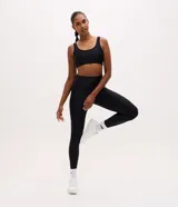 Legging deportiva de tiro alto confeccionada en microfibra elástica, con diseño ajustado y bolsillo funcional integrado.