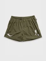 Short de baño negro con bordado de enredadera blanca en la pierna izquierda. Cuenta con cintura elástica con cordón ajustable, bolsillos laterales y bolsillo trasero con cierre. Incluye suspensor de malla fina hipoalergénico.