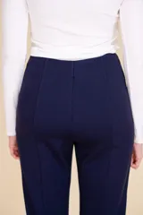 Pantalón de vestir azul marino, de corte recto, con bolsillos laterales y traseros. Se ajusta a la cintura con cierre invisible.