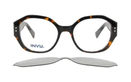Lentes de receta con armazón de acetato en estampado carey y clip-on solar polarizado desmontable.