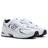 Championes New Balance modelo 530 de estilo retro para running, confeccionados en malla blanca con superposiciones plateadas y azul marino. Cuentan con amortiguación ABZORB en la suela y el característico logotipo "N" en los laterales.