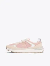 Zapatillas deportivas Tommy Hilfiger color rosa y beige, con paneles de malla y detalles distintivos de la marca, como el monograma TH en el lateral y la lengüeta.