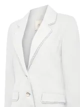 Blazer RKF modelo Anana color blanco, confeccionado en lino orgánico, de corte recto y manga larga. Presenta solapas de cuello sastre, cierre frontal de dos botones y bolsillos con solapa, todos con detalles de costura calada en los bordes.