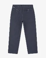 Pantalón chino gris de corte recto con textura, bolsillos laterales y trabillas para cinturón.