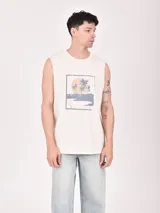 Musculosa blanca con estampado de palmeras rojas y texto "Closed for the weekend".