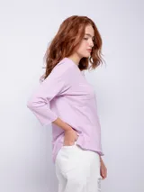 Remera negra de algodón de manga 3/4 con botones a presión y detalle de bolsillo con volado.