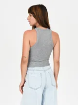 Musculosa de tejido acanalado color rosado, con cuello redondo y diseño sin mangas.