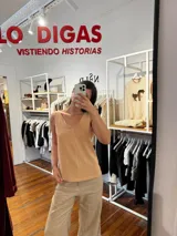 Musculosa blanca de lino y algodón, con escote en V.