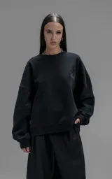 Buzo de cuello redondo confeccionado en frisa de algodón, con diseño de hombros caídos y calce regular. Presenta un bordado del logo LX en el frente y terminaciones en punto rib en cuello, puños y ruedo.