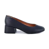 Zapato de vestir Korium color negro, con taco cuadrado y capellada lisa.