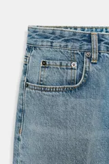 Jeans de tiro bajo y corte recto, confeccionados en denim azul con lavado clásico. Presentan cinco bolsillos, trabillas en la cintura, raya planchada frontal y bajo con vuelta marcada.