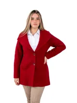 Abrigo rojo de lana con cuello amplio, solapas grandes, cierre con dos botones y bolsillos laterales.