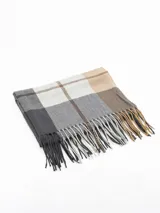 Bufanda tipo pashmina de tejido suave, color gris con diseño de cuadros en tonos oscuros y líneas finas en rosa. Presenta terminaciones con flecos en los extremos.