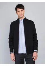 Campera tejida de punto con cierre frontal completo y cuello alto, diseñada con puños y ruedo acanalados.