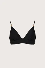 Top de bikini triangular color negro con faja inferior y detalles metálicos dorados en los breteles.