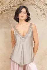 Musculosa color gris claro con escote en V y detalles de encaje en el escote y ruedo.