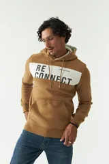 Canguro azul marino con capucha, con una franja horizontal gris en la parte superior del pecho con la palabra "CONNECT" estampada en blanco. Tiene un bolsillo tipo canguro en la parte delantera y cordones ajustables en la capucha.