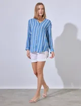 Camisa celeste con rayas verticales blancas, de corte clásico, cuello a la base, escote en V y cierre frontal con botones.