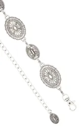 Cinto plateado con eslabones ovalados decorados con motivos florales y geométricos.