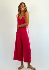 Mono fucsia con efecto tie-dye, de corte amplio, breteles finos y bolsillos laterales.